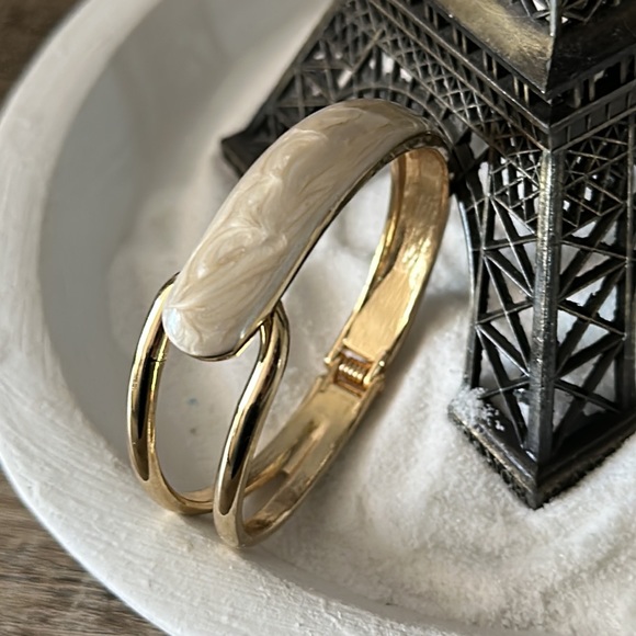 Beautiful gold and cream hinge bracelet - Picture 5 of 5